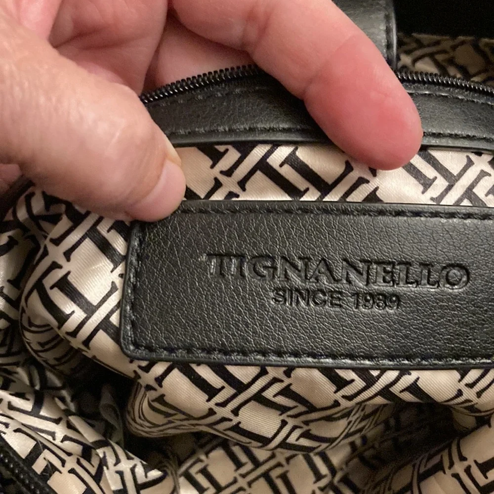 TIGNANELLO NAVY PURSE. LIKE NEW. SOFT LEATHER. ROOMY. MANY COMPARTMENTS! CLEAN!! - Picture 15 of 16
